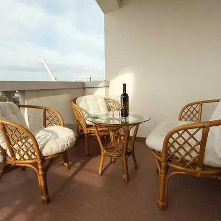 In With Balcony, Air Conditioning, Wifi, Washing Machine